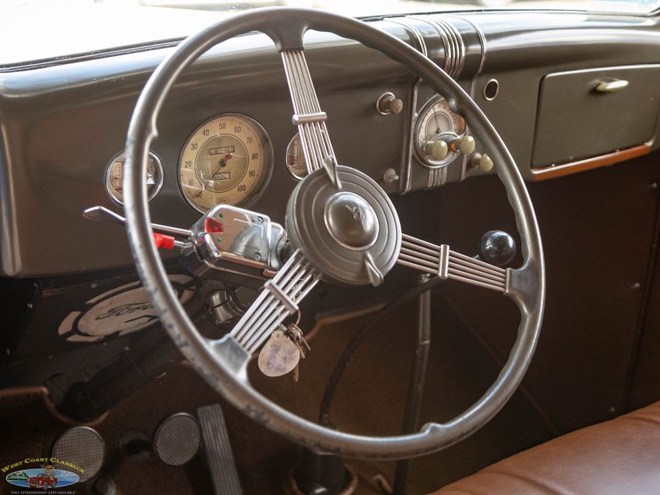 1936 Ford Deluxe V8 2 Passenger Cabriolet