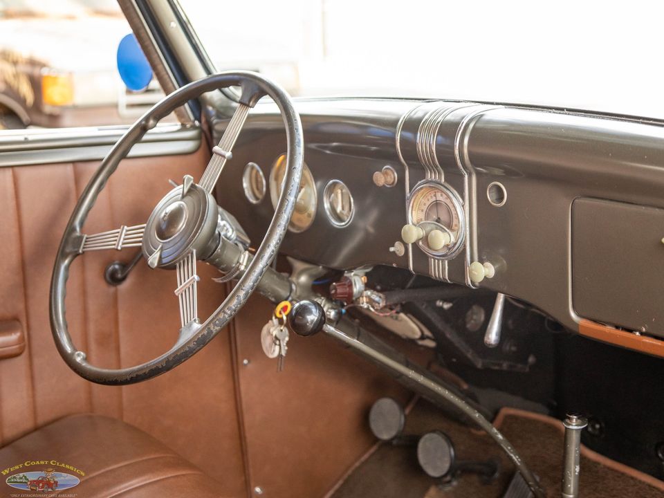1936 Ford Deluxe V8 2 Passenger Cabriolet