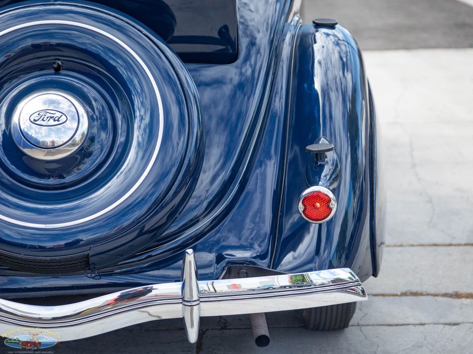 1936 Ford Deluxe V8 2 Passenger Cabriolet