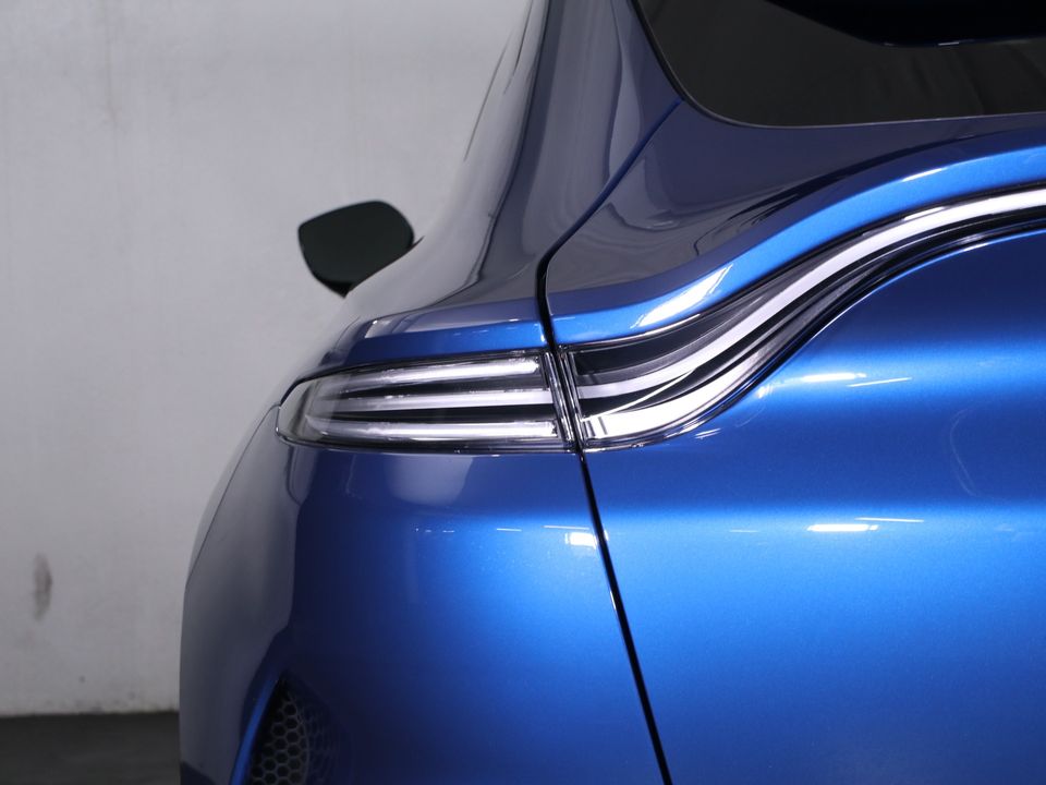 2025 Aston Martin DBX