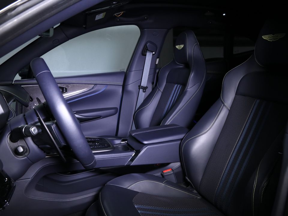 2025 Aston Martin DBX