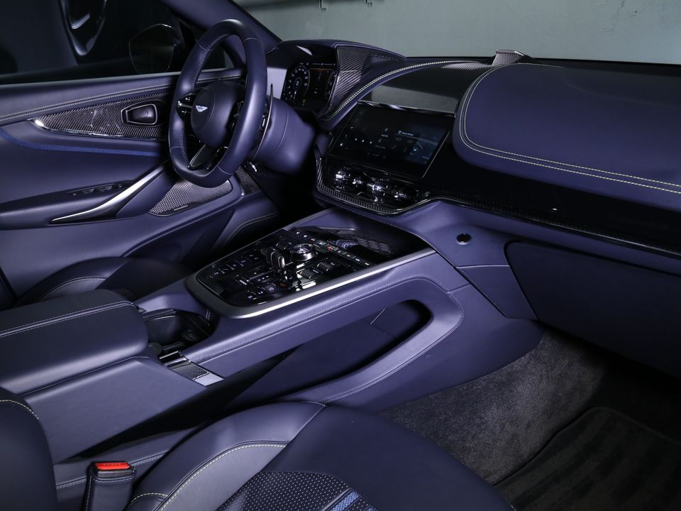 2025 Aston Martin DBX
