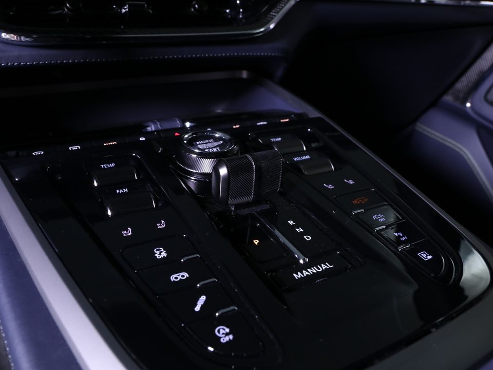 2025 Aston Martin DBX