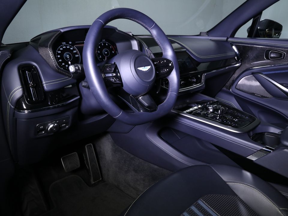 2025 Aston Martin DBX