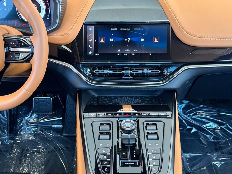2025 Aston Martin DBX