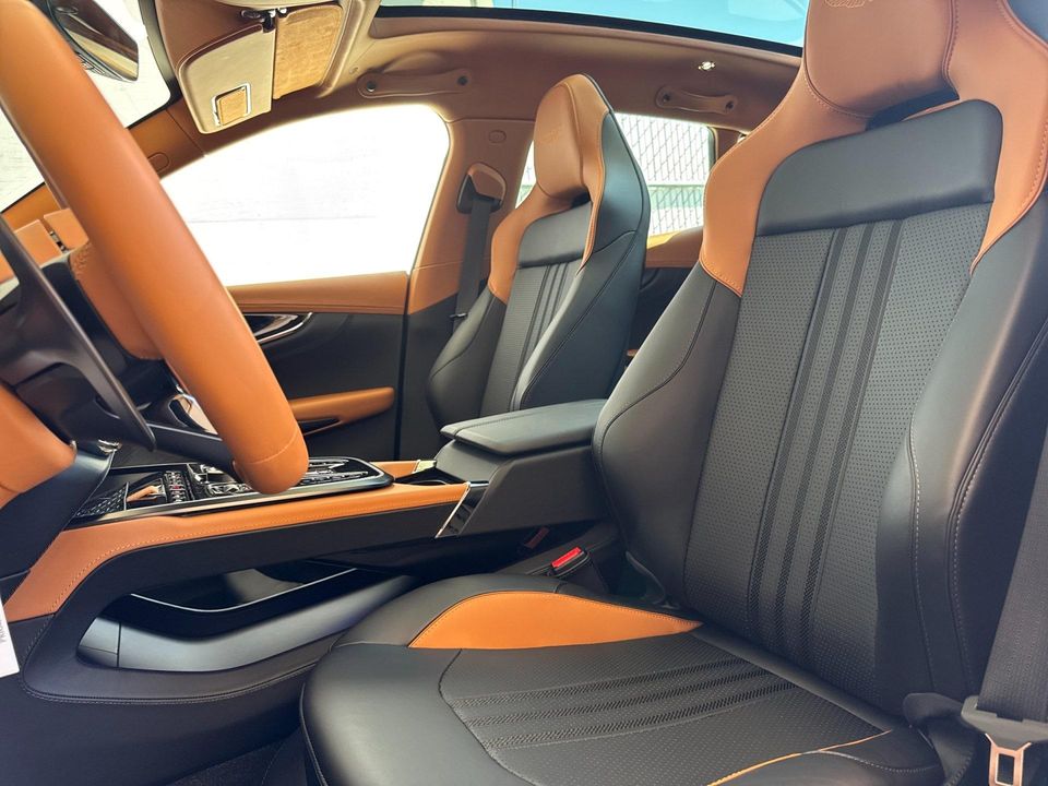 2025 Aston Martin DBX
