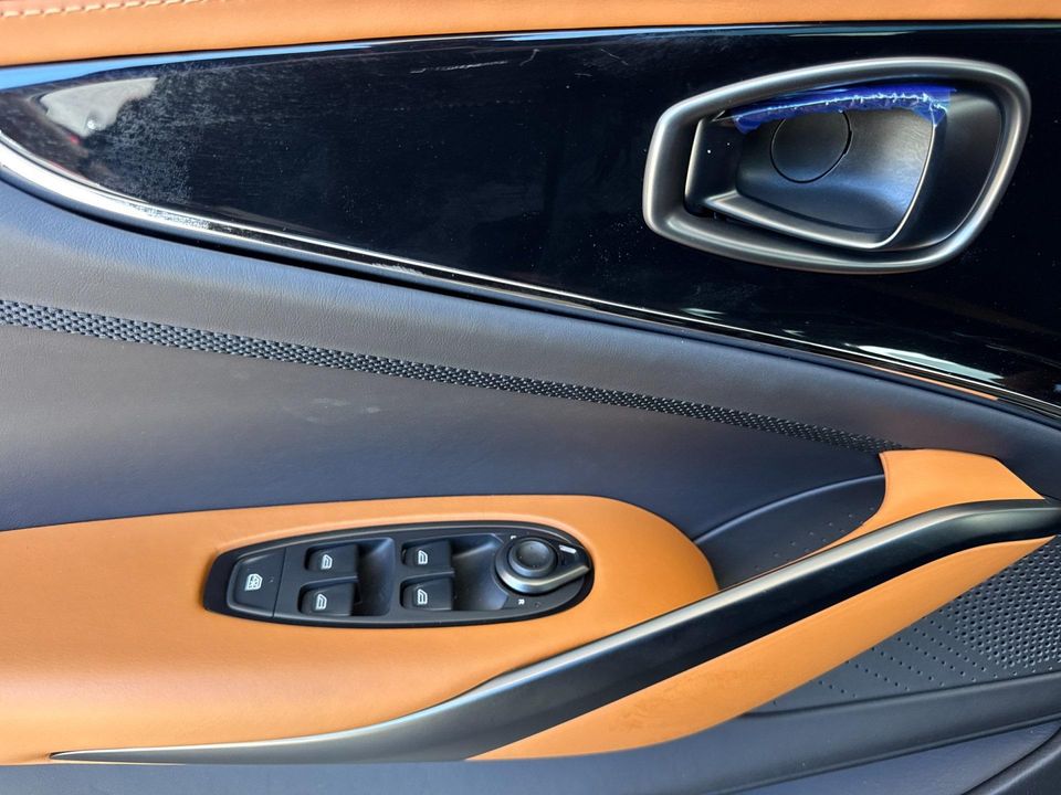 2025 Aston Martin DBX