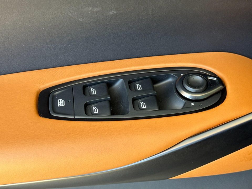 2025 Aston Martin DBX