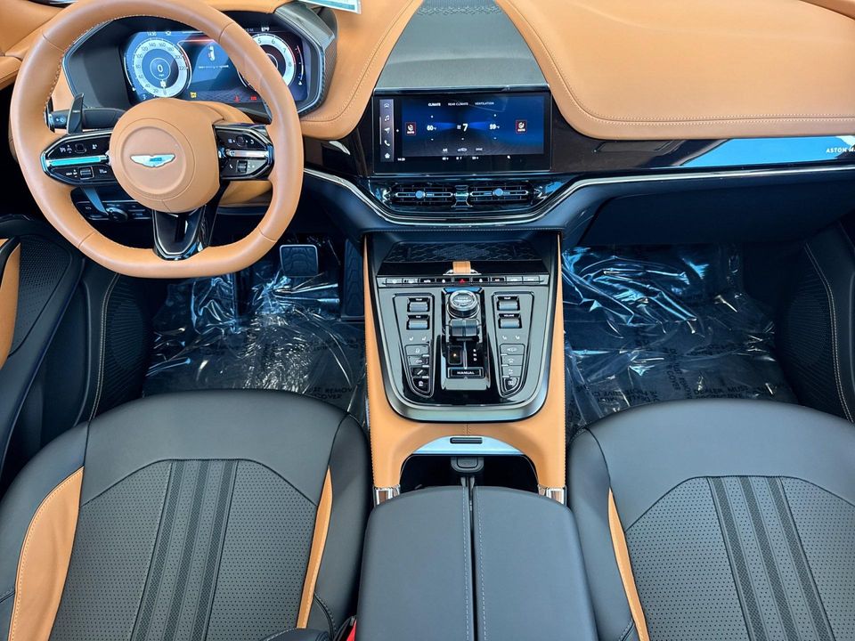 2025 Aston Martin DBX