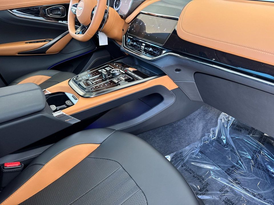 2025 Aston Martin DBX