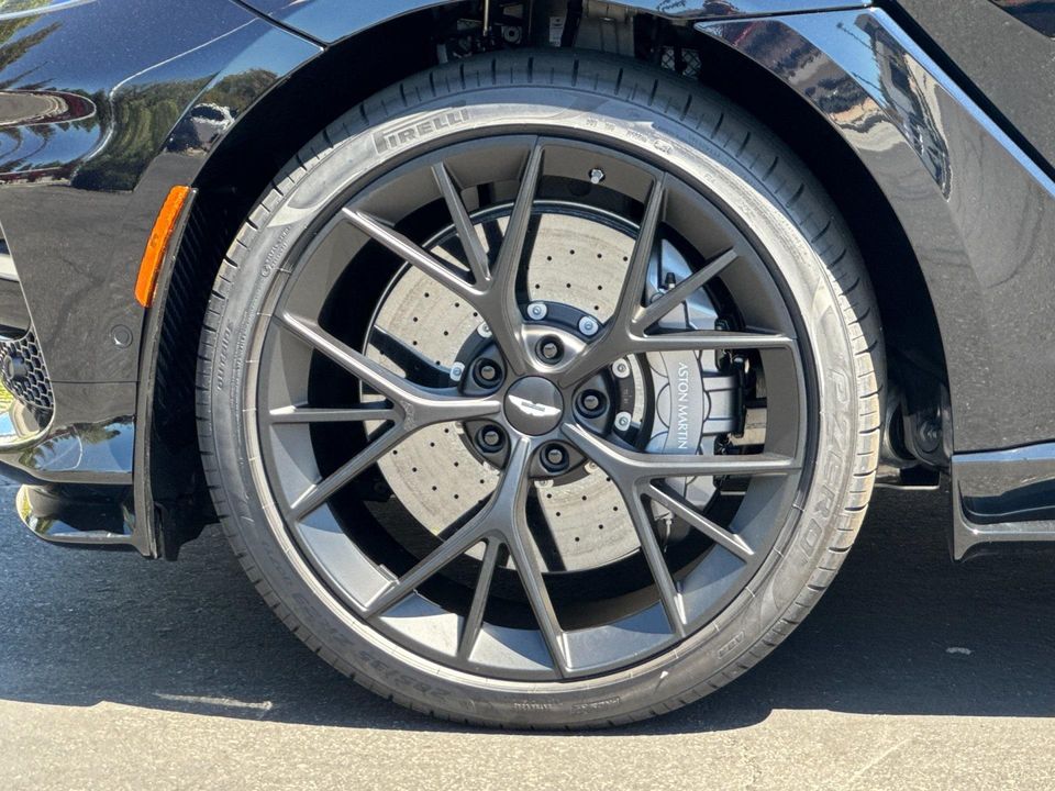 2025 Aston Martin DBX
