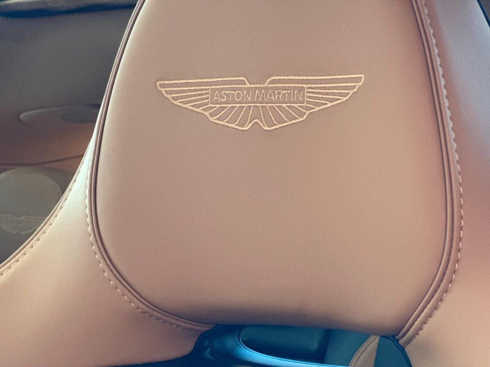 2025 Aston Martin DBX