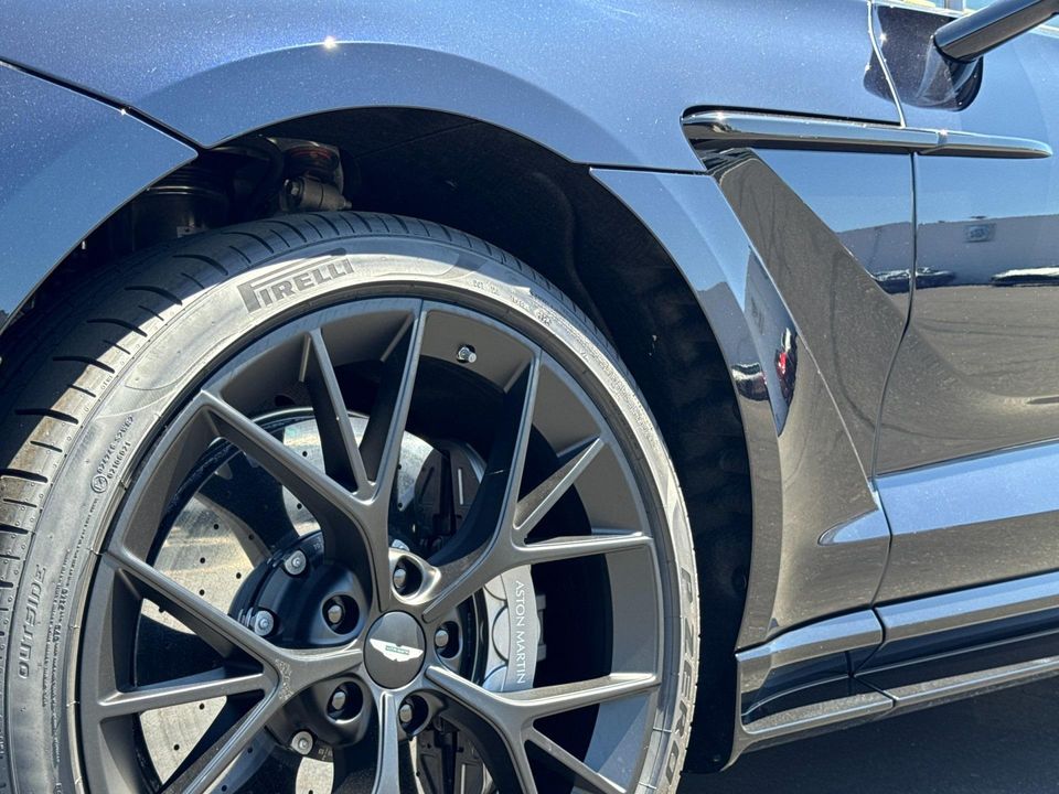 2025 Aston Martin DBX