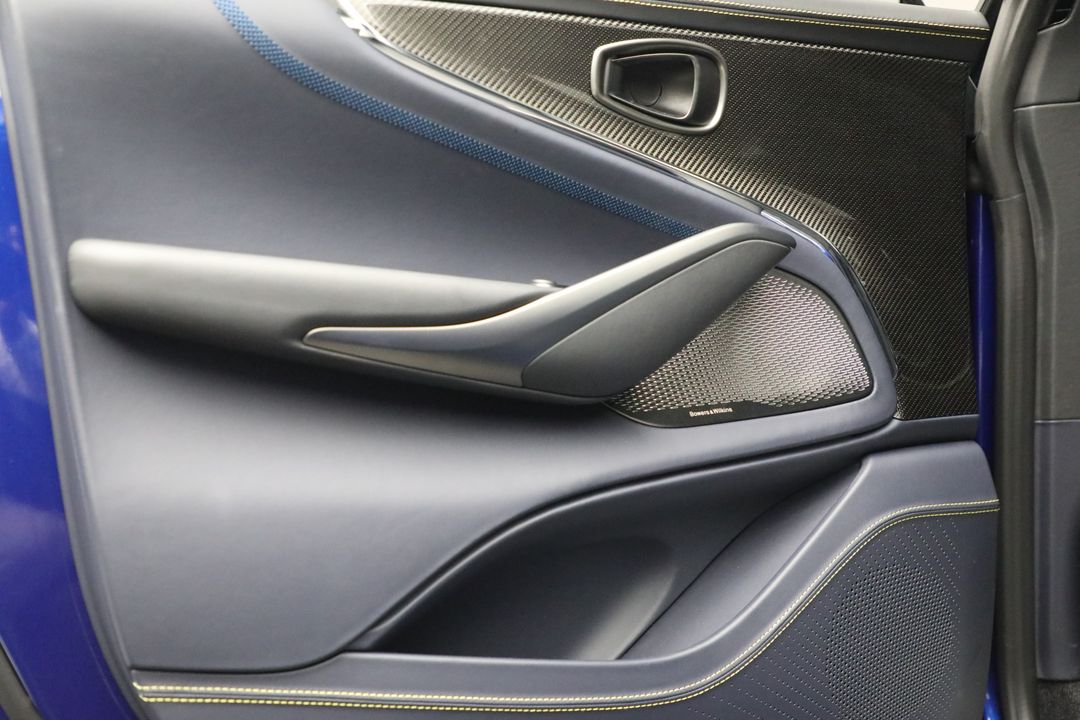 2025 Aston Martin DBX
