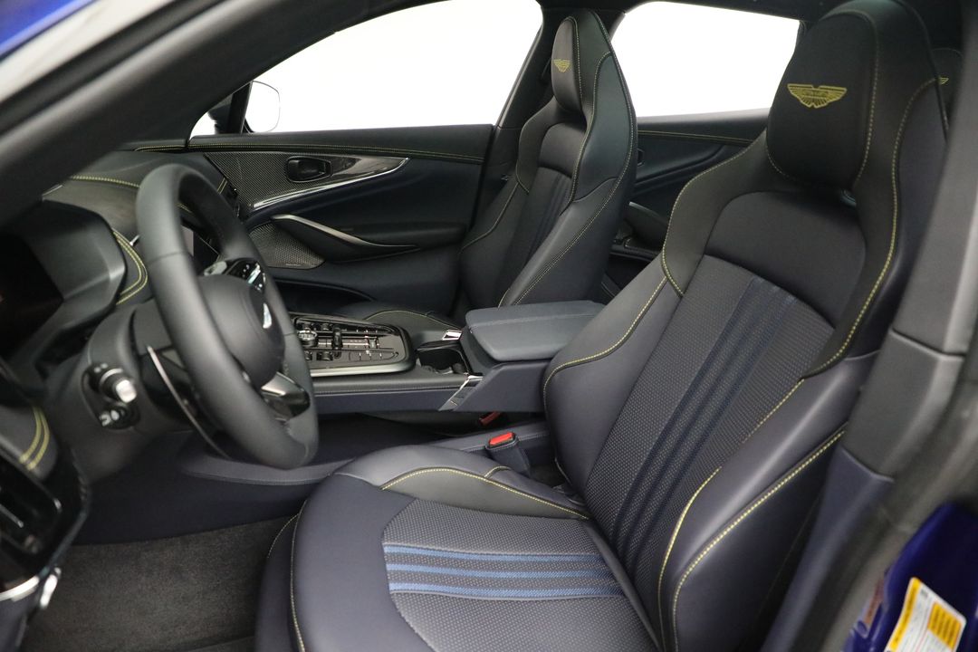 2025 Aston Martin DBX