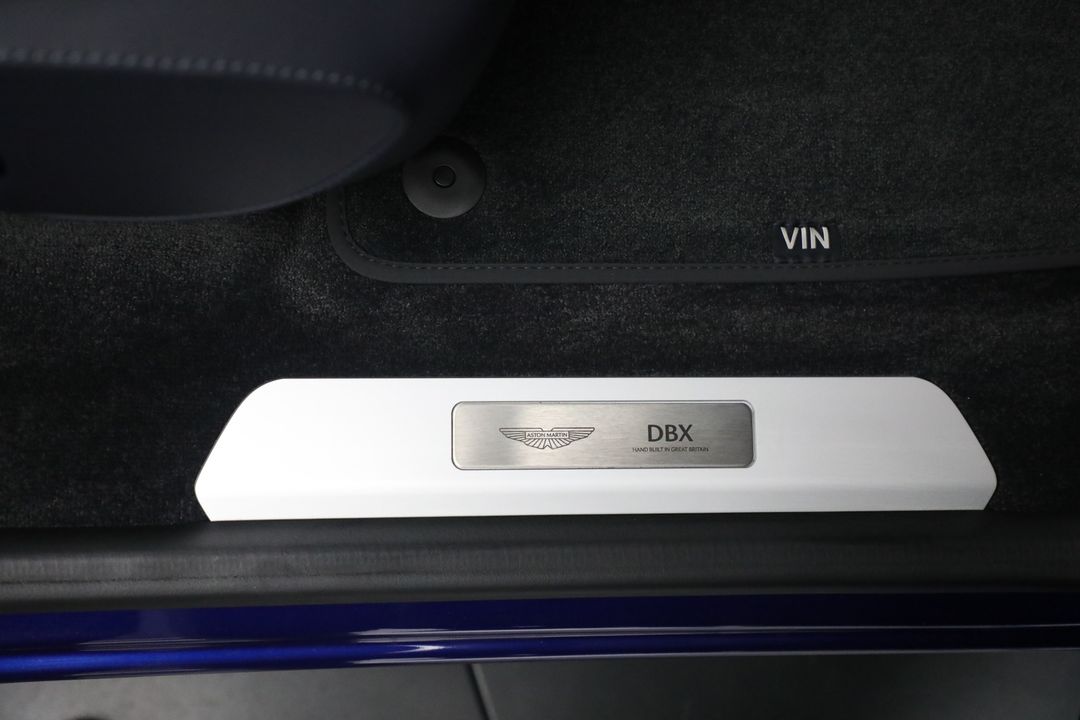 2025 Aston Martin DBX