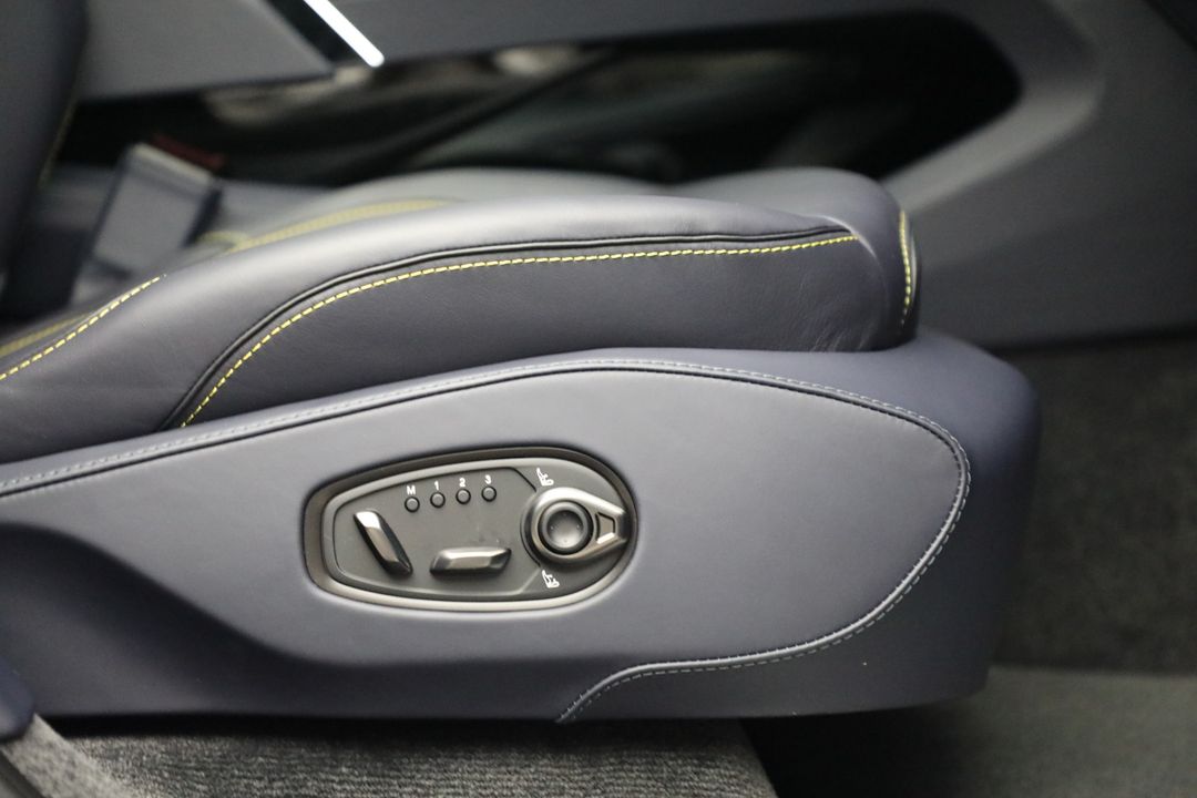 2025 Aston Martin DBX