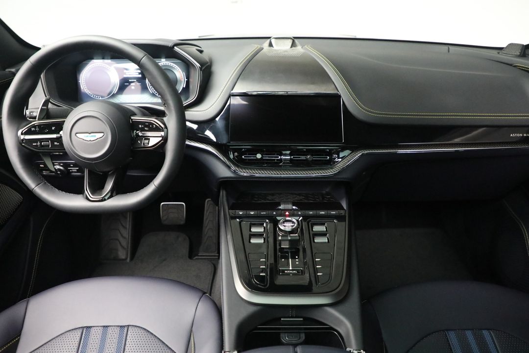 2025 Aston Martin DBX