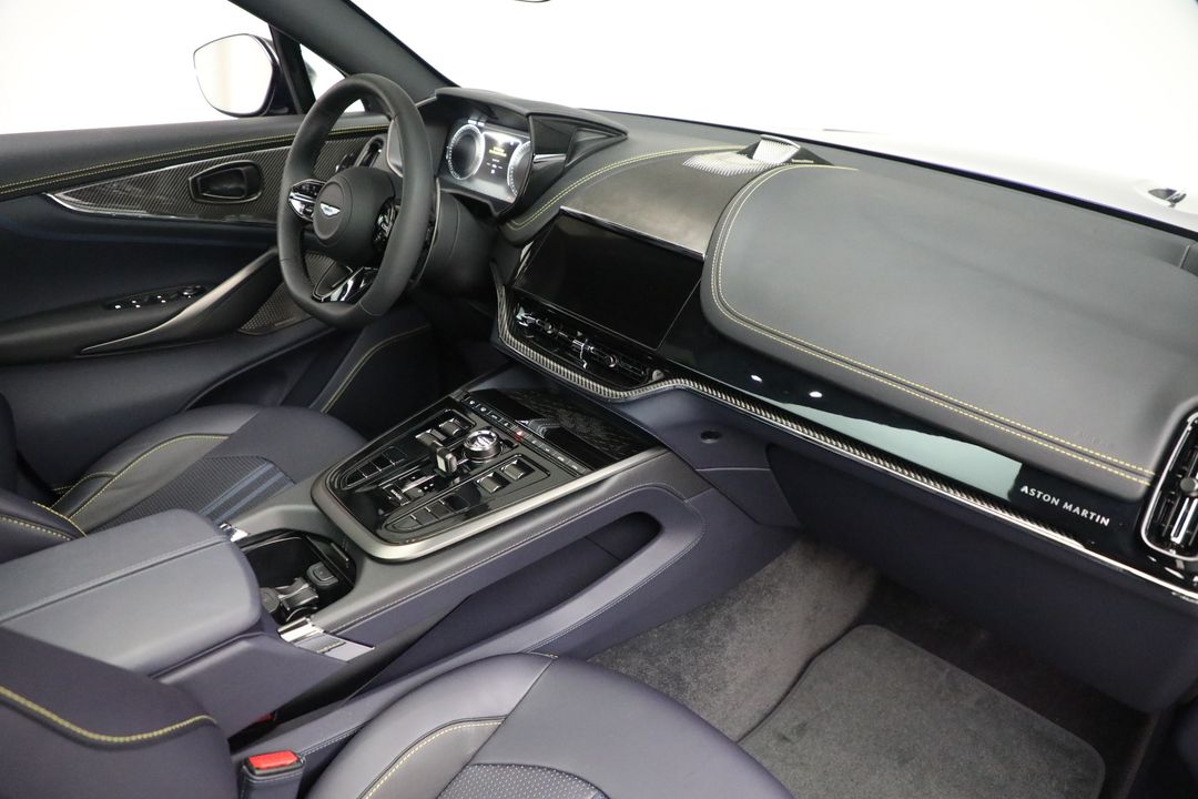 2025 Aston Martin DBX