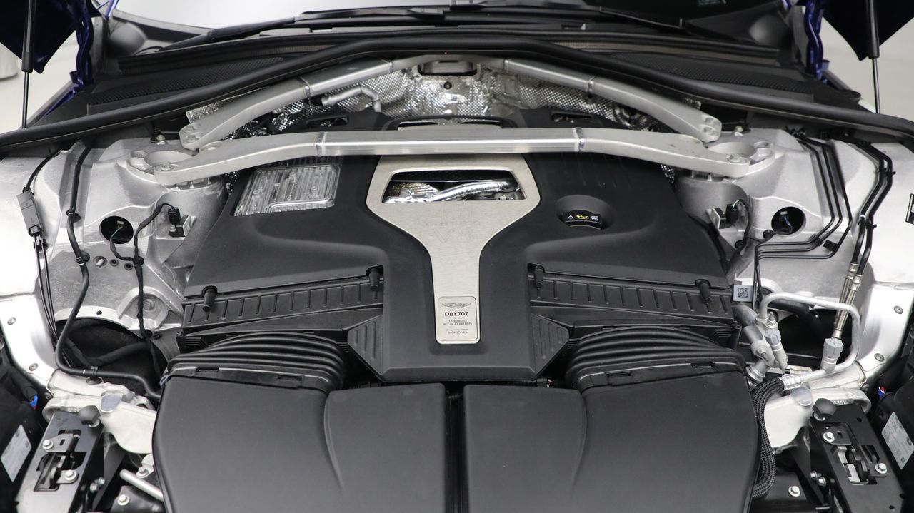 2025 Aston Martin DBX