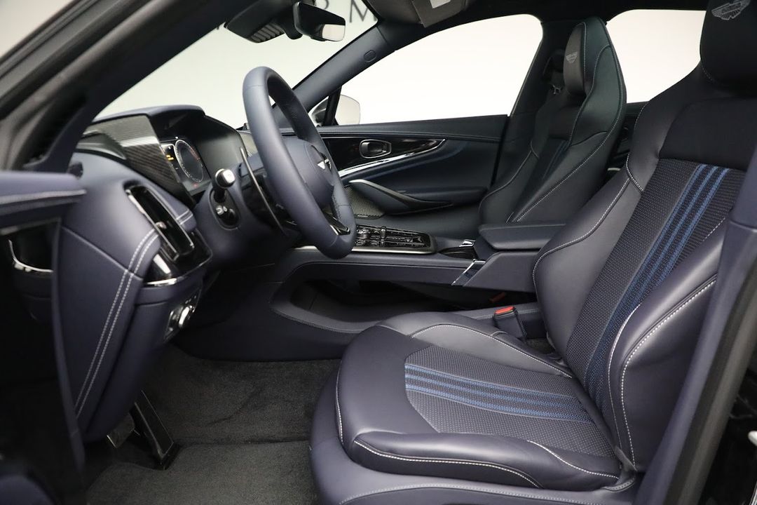 2025 Aston Martin DBX