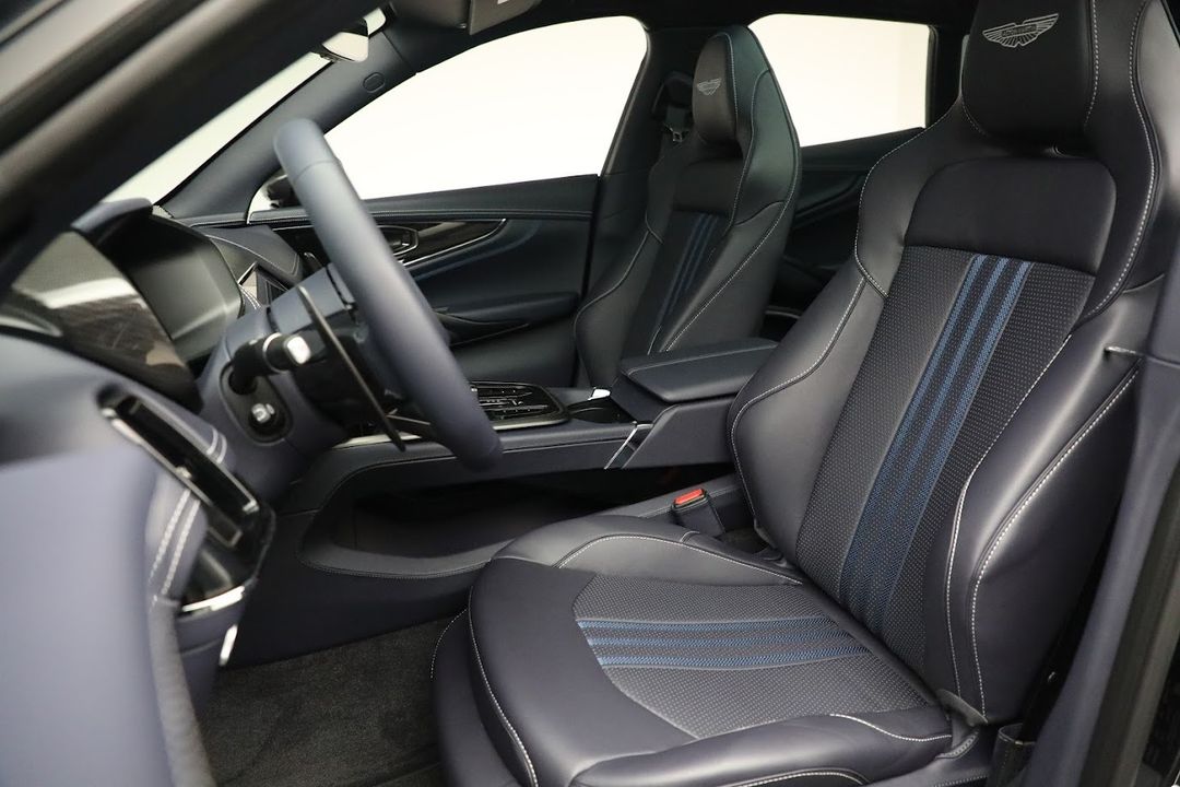 2025 Aston Martin DBX