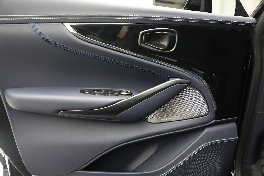 2025 Aston Martin DBX