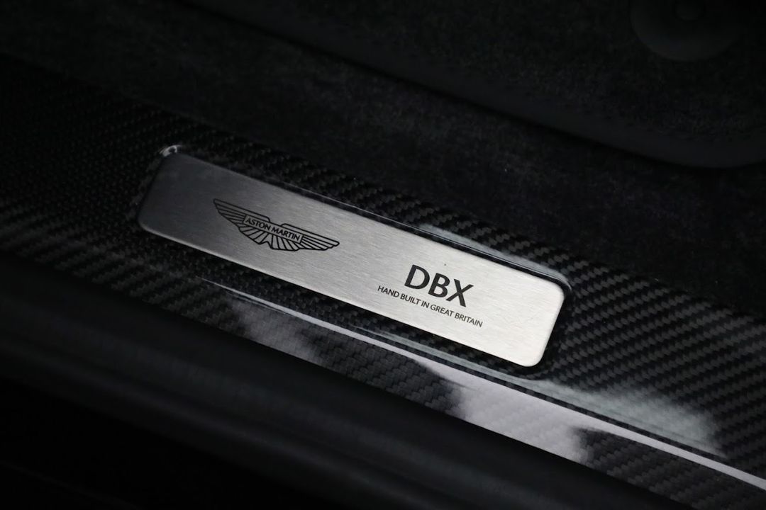 2025 Aston Martin DBX