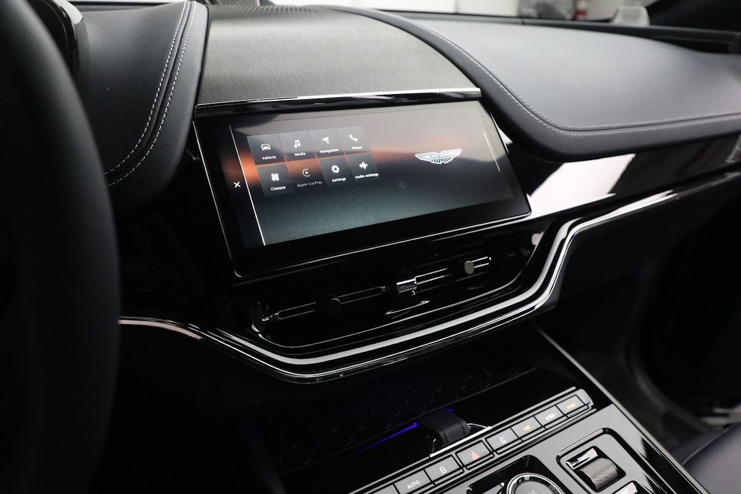 2025 Aston Martin DBX