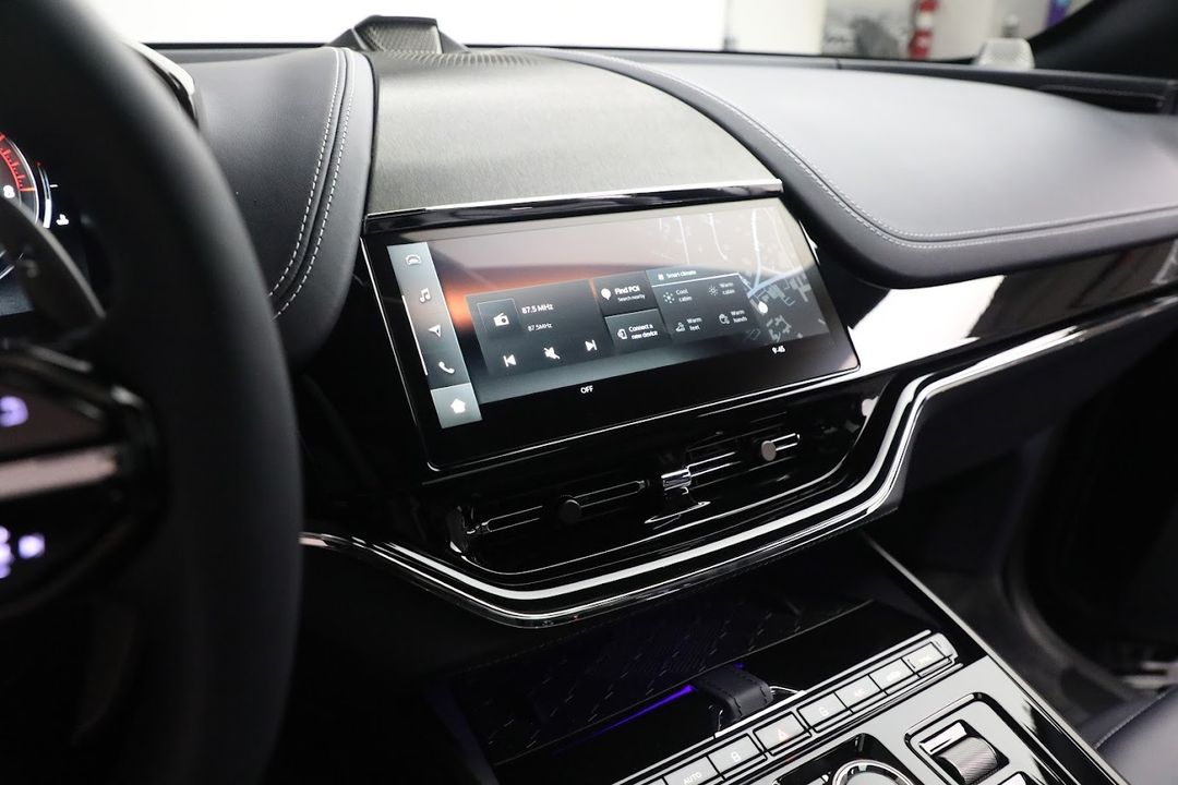 2025 Aston Martin DBX