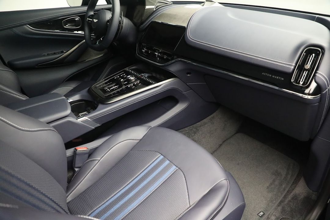 2025 Aston Martin DBX