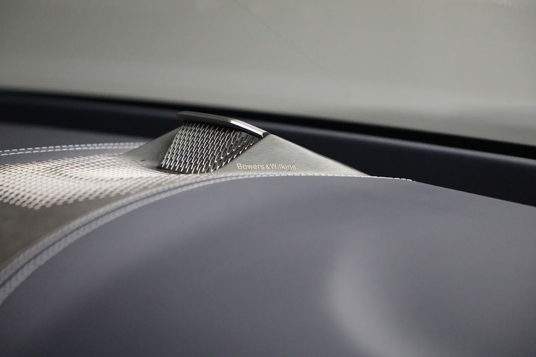 2025 Aston Martin DBX