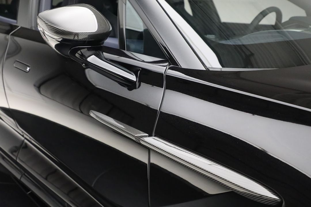 2025 Aston Martin DBX