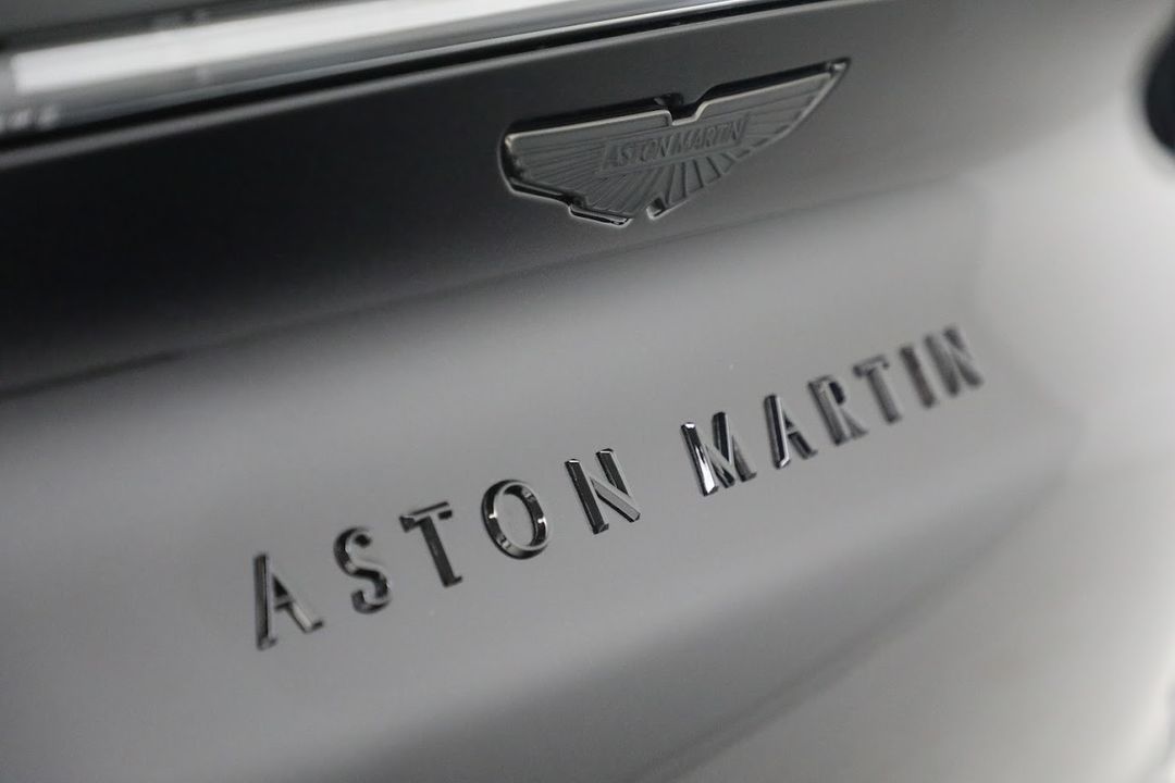 2025 Aston Martin DBX