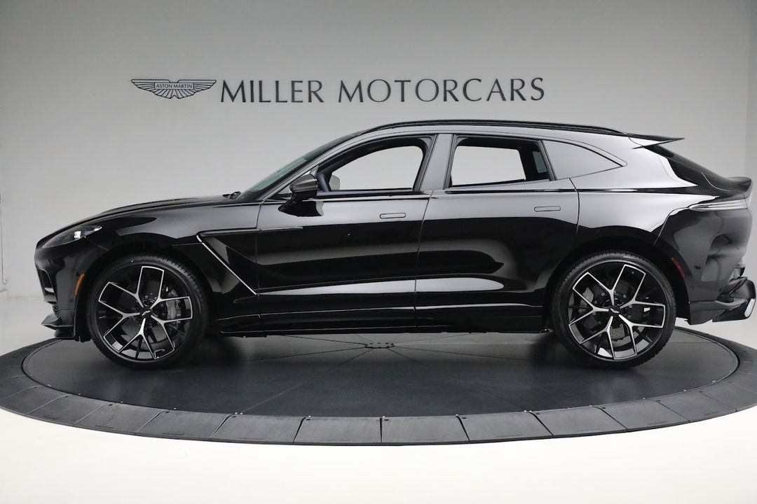 2025 Aston Martin DBX