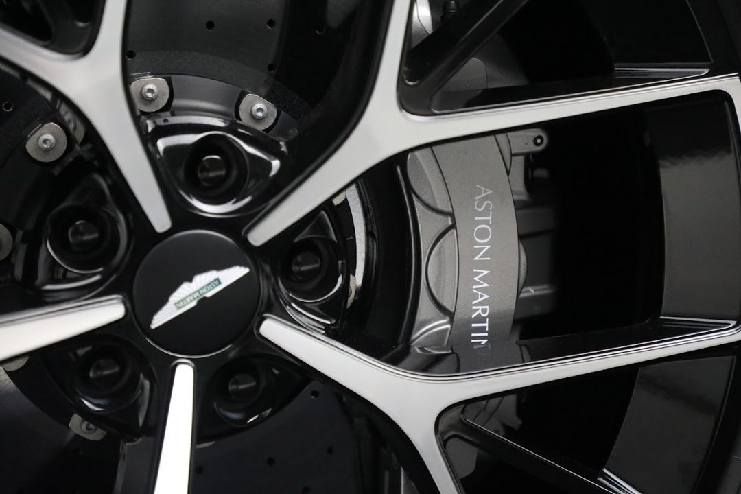 2025 Aston Martin DBX