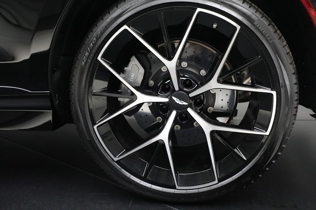 2025 Aston Martin DBX