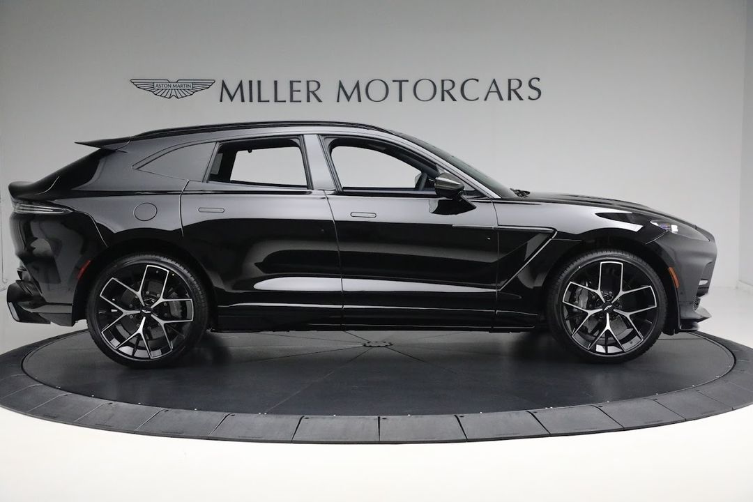 2025 Aston Martin DBX