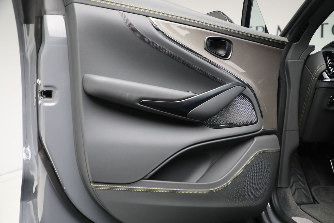 2025 Aston Martin DBX