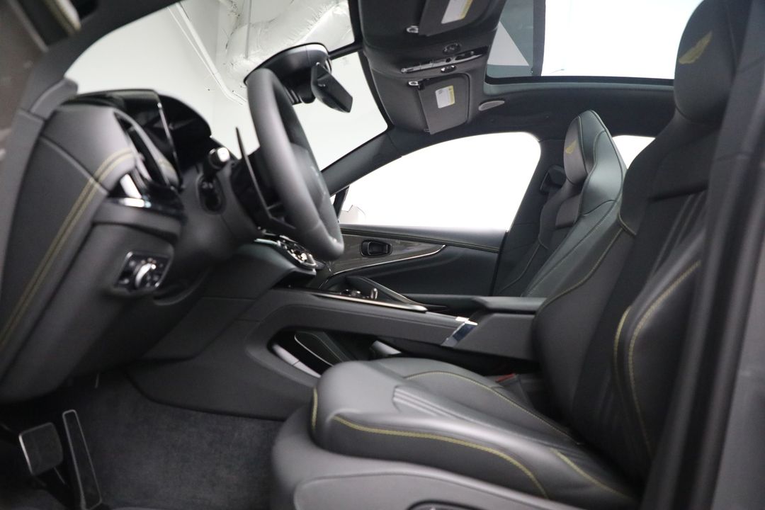 2025 Aston Martin DBX