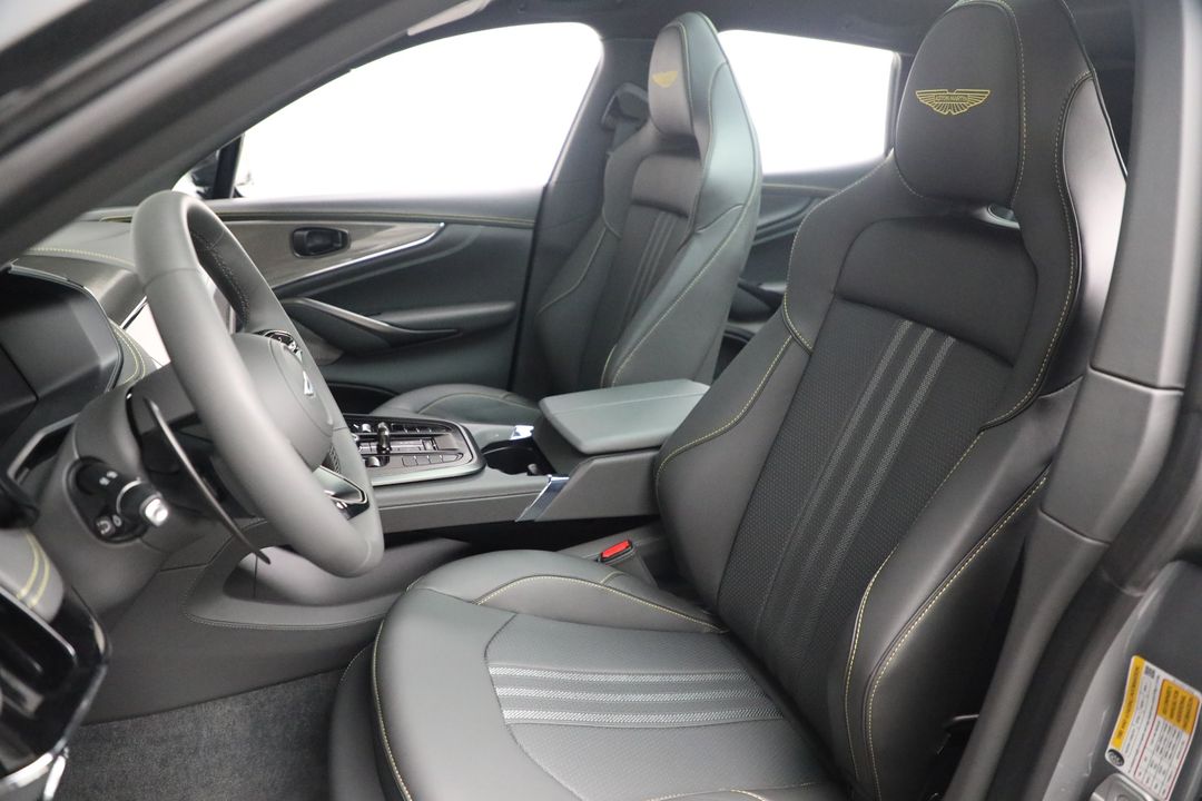 2025 Aston Martin DBX