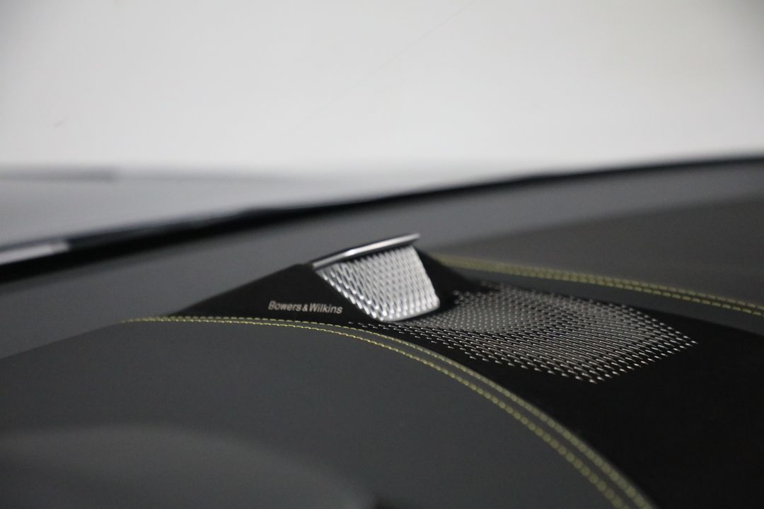 2025 Aston Martin DBX