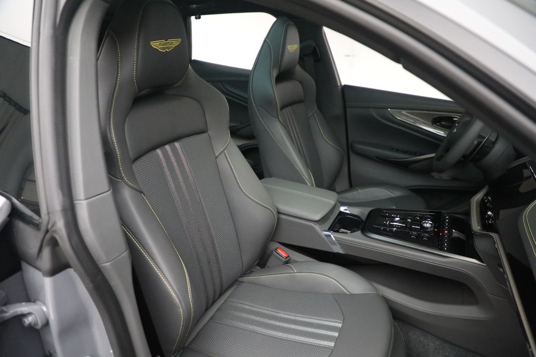 2025 Aston Martin DBX