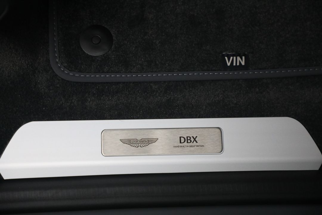 2025 Aston Martin DBX