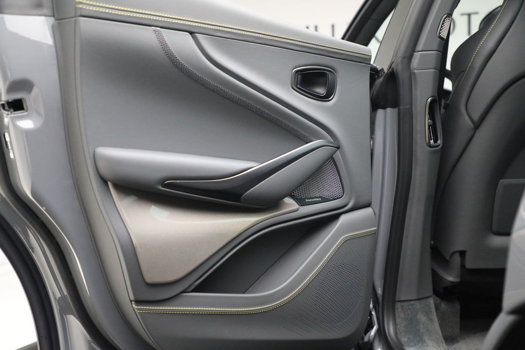 2025 Aston Martin DBX