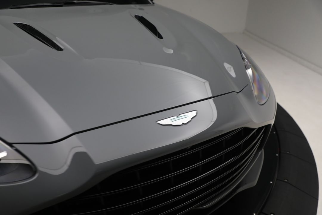 2025 Aston Martin DBX