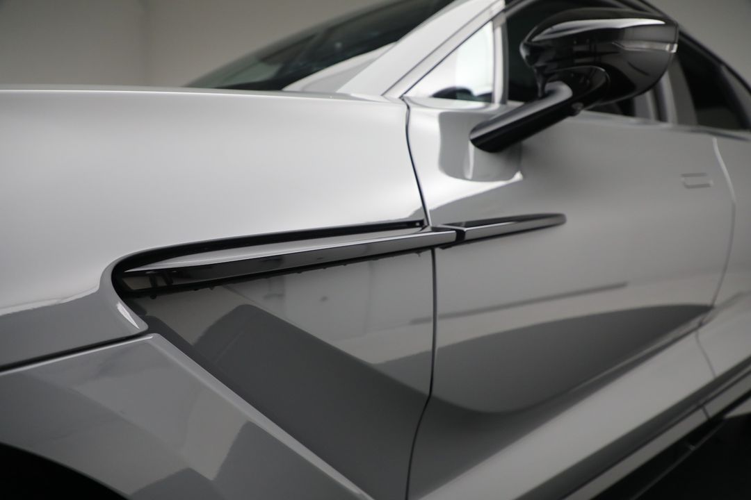 2025 Aston Martin DBX