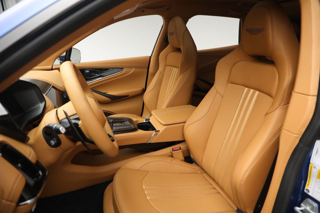 2025 Aston Martin DBX