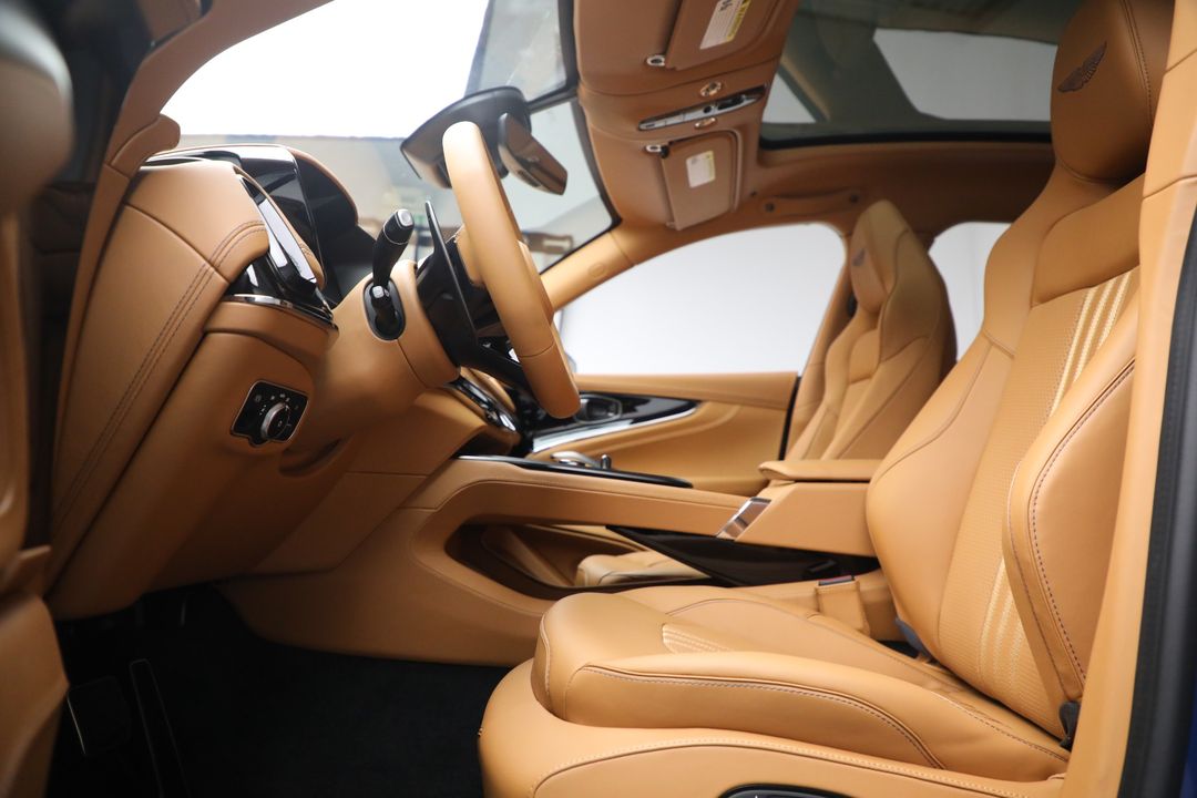 2025 Aston Martin DBX