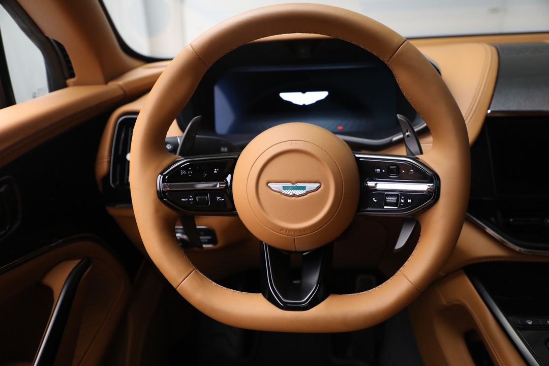 2025 Aston Martin DBX